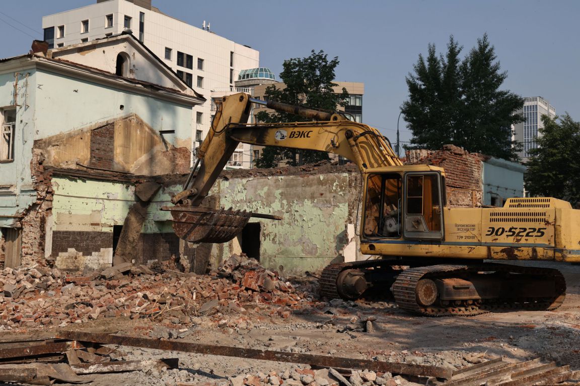 В Екатеринбурге прокуратура и полиция остановили снос старинной усадьбы -  «Уральский рабочий»